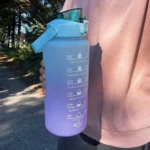 Μπουκάλι νερού Trizand 2L σε μοβ-μπλε χρώμα με χρονική σήμανση και λαβή