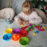 Εκπαιδευτικό σετ δεινόσαυροι για εκμάθηση χρωμάτων και αρίθμησης με πολύχρωμα μπολ και τσιμπίδες