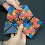 Πολύχρωμος Kruzzel Fidget Cube σε ένα τρισδιάστατο γεωμετρικό σχήμα.