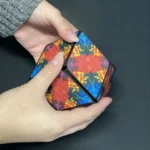 Πολύχρωμος Kruzzel Fidget Cube σε ένα τρισδιάστατο γεωμετρικό σχήμα.
