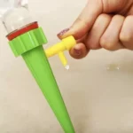 Πράσινο αυτόματο ποτιστήρι φυτών POT WATERING MACHINE σε γλάστρα