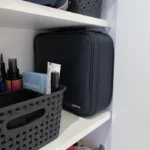με θήκες και διαχωριστικά γεμάτα με προϊόντα μακιγιάζ.