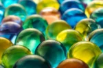 Πολύχρωμες Flower Gel Balls υδρογέλης σε γυάλινο βάζο με φυτό