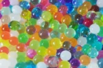 Πολύχρωμες Flower Gel Balls υδρογέλης σε γυάλινο βάζο με φυτό
