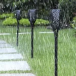 Σετ 4 ηλιακών φωτιστικών πυρσών Garden Lamp με εφέ φυσικής φλόγας και θερμό λευκό φως.