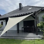 Εκρού τριγωνικό πανί σκίασης Gardlov 3x3x3m SUN SAIL TRIANGLE με κρίκους σε εξωτερικό χώρο