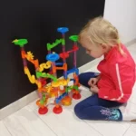 Παιχνίδι κατασκευών Kruzzel 3D Ball Race / Ball Slide με συναρμολογημένη πίστα και μπάλες σε διάφορα χρώματα.