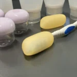 Σετ διαφανών μπουκαλιών και δοχείων ταξιδιού 10 τεμαχίων με διαφανές νεσεσέρ.