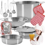 Παιδικό σετ κουζινικών METAL POTS SET με 13 μεταλλικά σκεύη και διαφανές σακίδιο μεταφοράς.