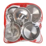 Παιδικό σετ κουζινικών METAL POTS SET με 13 μεταλλικά σκεύη και διαφανές σακίδιο μεταφοράς.