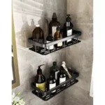 Σετ 2 μαύρων μεταλλικών ραφιών μπάνιου ALUMINUM BATHROOM SHELF με γάντζους τοποθετημένα σε τοίχο.