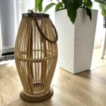 Ξύλινο διακοσμητικό φαναράκι από μπαμπού 23x17x40cm με γυάλινο κύλινδρο και λαβή από σχοινί