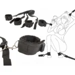 Ερωτικό σετ δεσίματος BDSM κρεβατιού με μαύρες μαλακές χειροπέδες και ρυθμιζόμενους ιμάντες τοποθετημένους κάτω από ένα στρώμα.