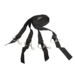 Ερωτικό σετ δεσίματος BDSM κρεβατιού με μαύρες μαλακές χειροπέδες και ρυθμιζόμενους ιμάντες τοποθετημένους κάτω από ένα στρώμα.